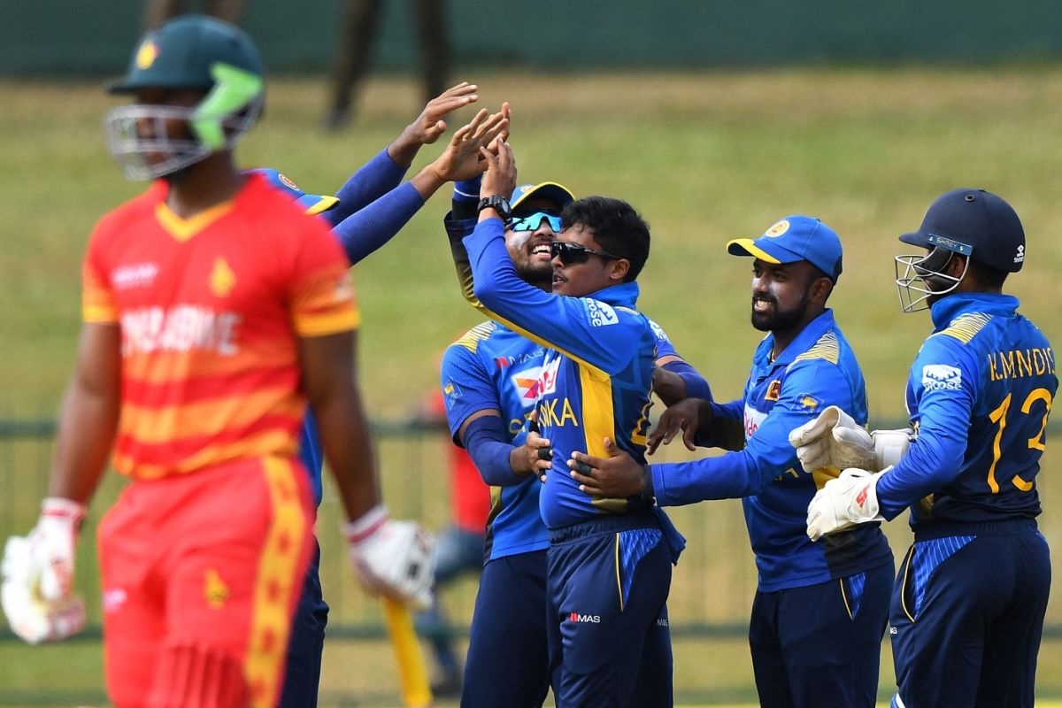 Jeffrey Vandersay celebrates with team-mates after dismissing Takudzwanashe Kaitano, Sri Lanka vs Zimbabwe, 2nd ODI, Pallekele, January 18, 2022