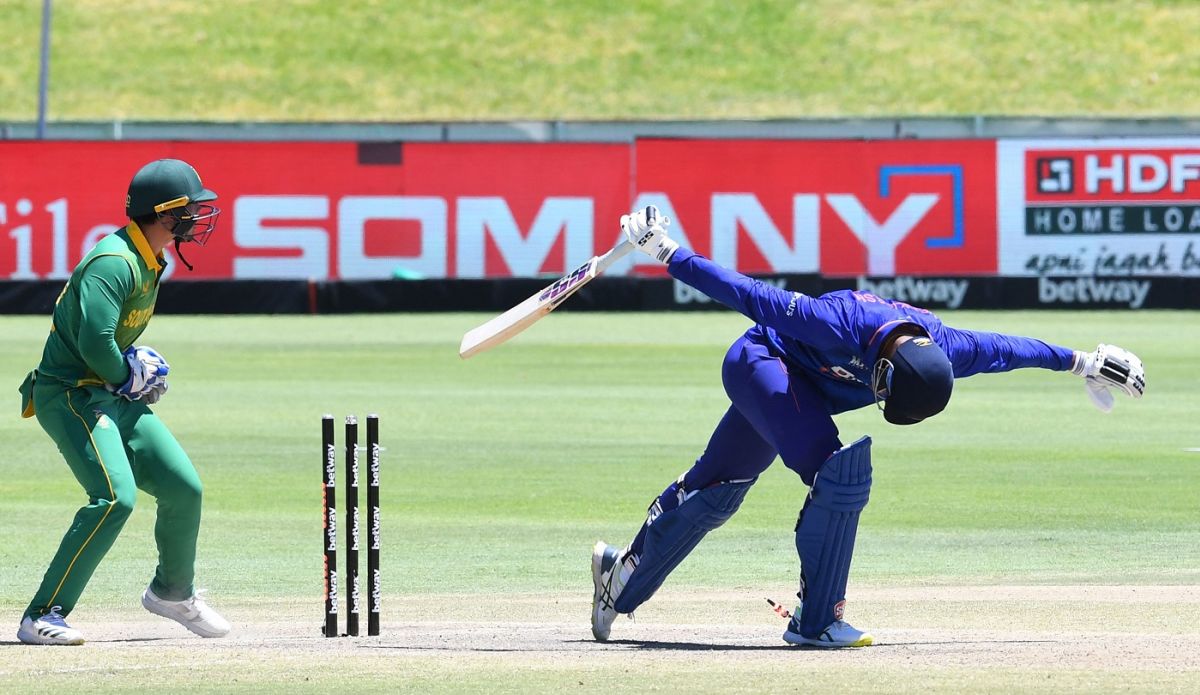 Quinton de Kock whips the bails off as Venkatesh Iyer loses his balance, South Africa vs India, 2nd ODI, Paarl, January 21, 2022