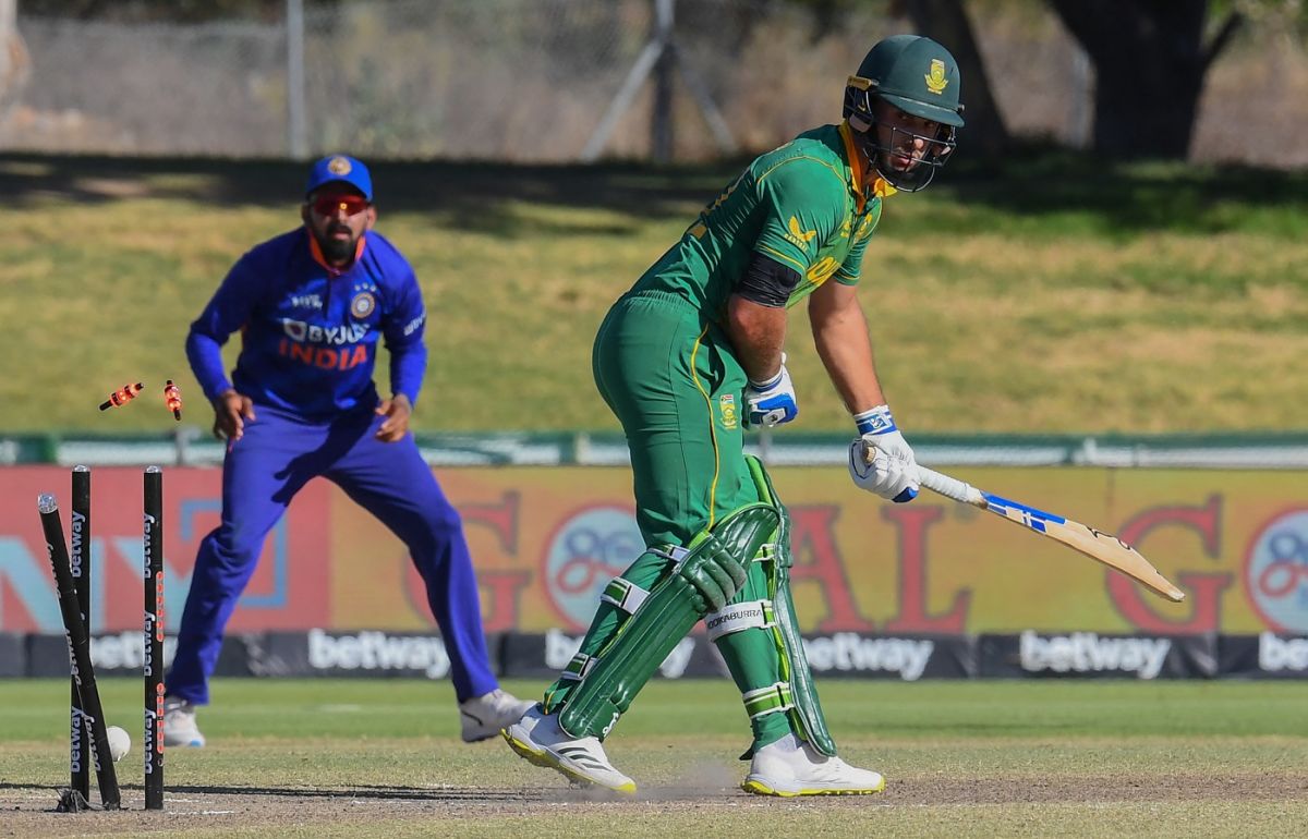 Janneman Malan looks back to see the stumps rattled, South Africa vs India, 2nd ODI, Paarl, January 21, 2022
