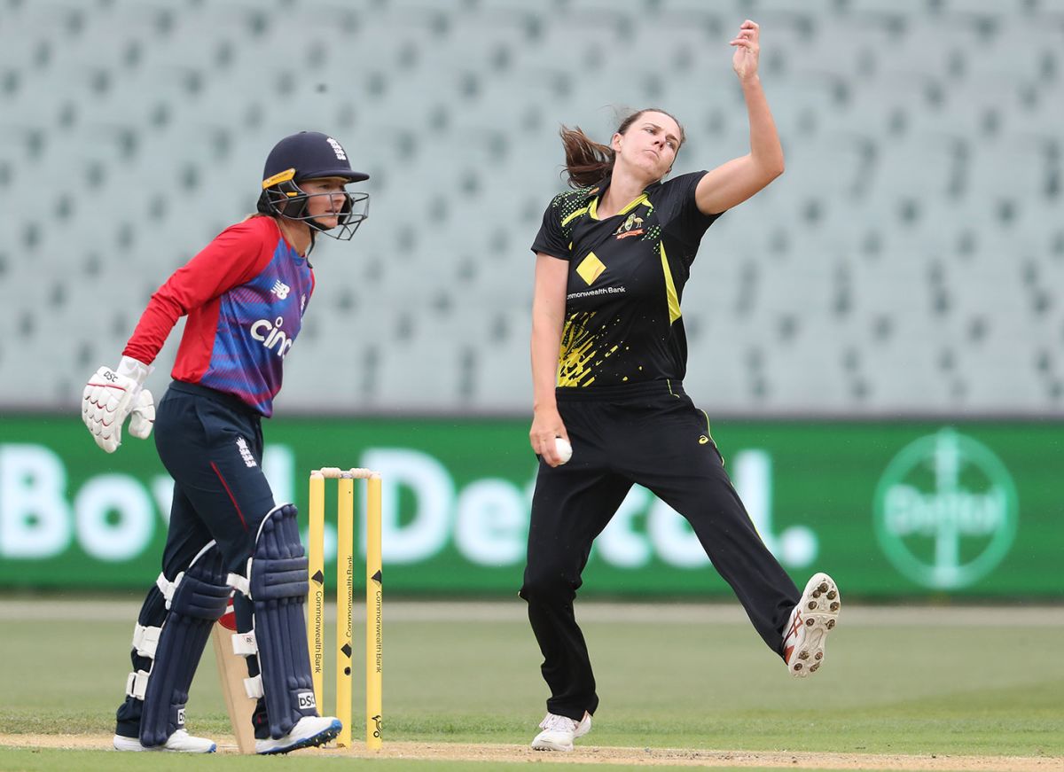 Tahlia McGrath in her delivery stride, Australia vs England, 2nd T20I, Adelaide, January 22, 2022