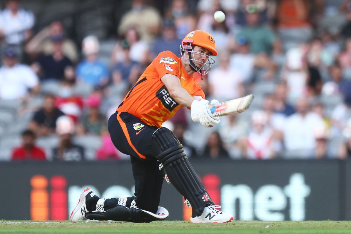 Kurtis Patterson connects with a slog sweep, Perth Scorchers vs Sydney Sixers, BBL Qualifier Final, Melbourne, January 22, 2022