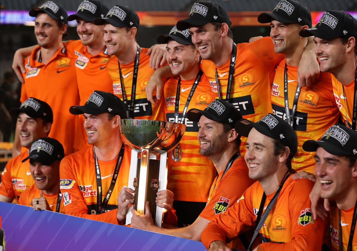 The Perth Scorchers players pose with the winners' trophy, Perth Scorchers vs Sydney Sixers, BBL 2021-22, final, Melbourne, January 28, 22
