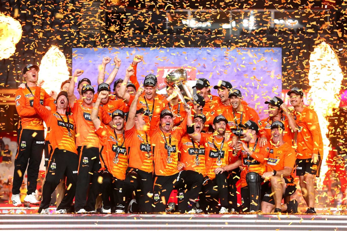 An ecstatic Perth Scorchers squad celebrate their title victory, BBL 2021-22, final, Melbourne, January 28, 22