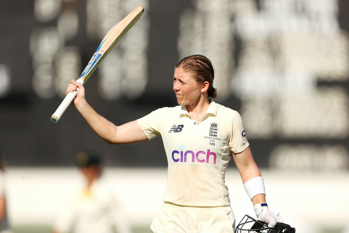 Heather Knight acknowledges the crowd after her superb century, Australia vs England, Only Test, Women's Ashes, Canberra, January 28, 2022