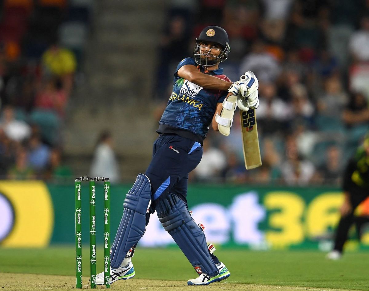 Dasun Shanaka pulls the ball in the direction of fine-leg ESPNcricinfo