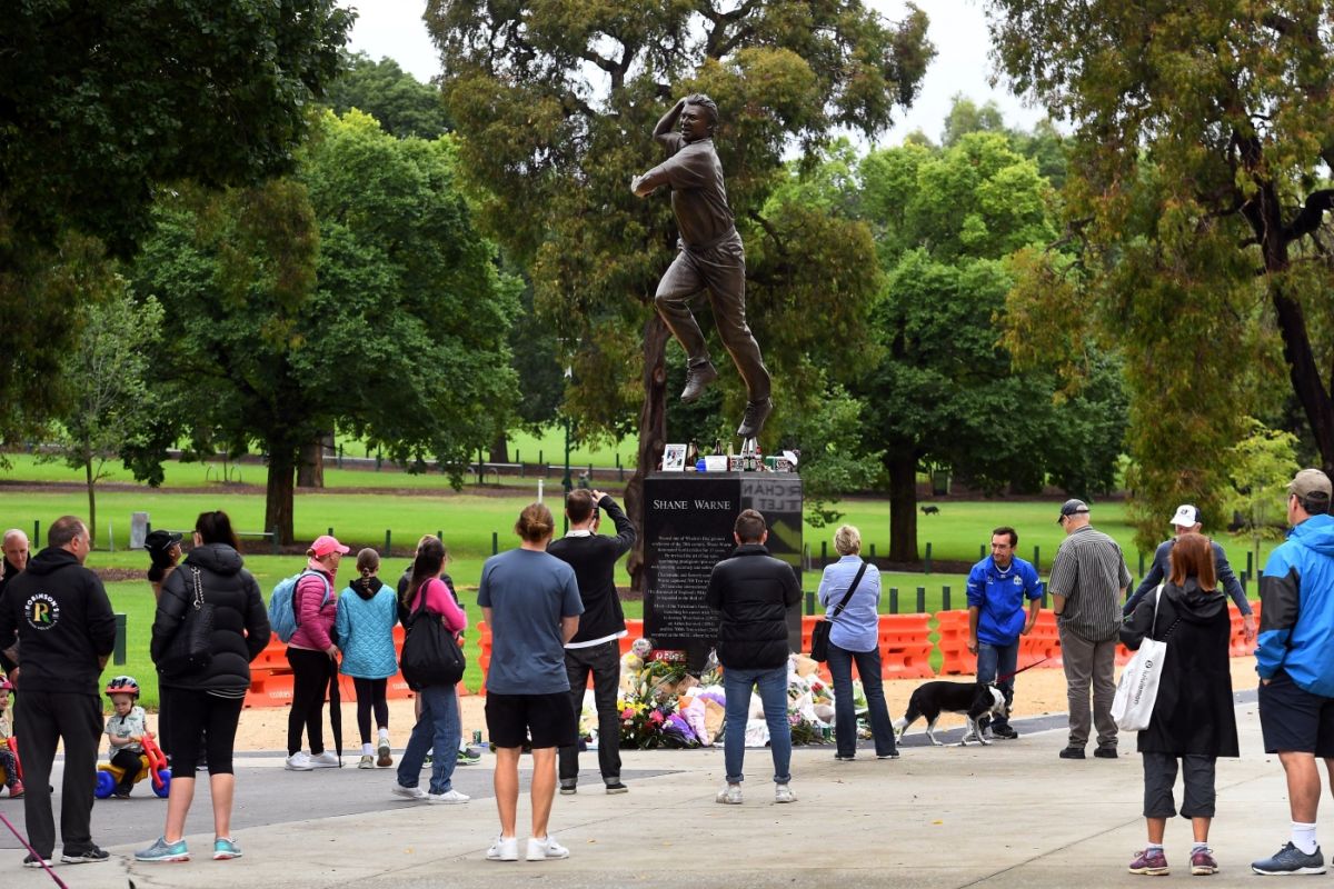 Fans pay their respects at Shane Warne's statue outside the MCG