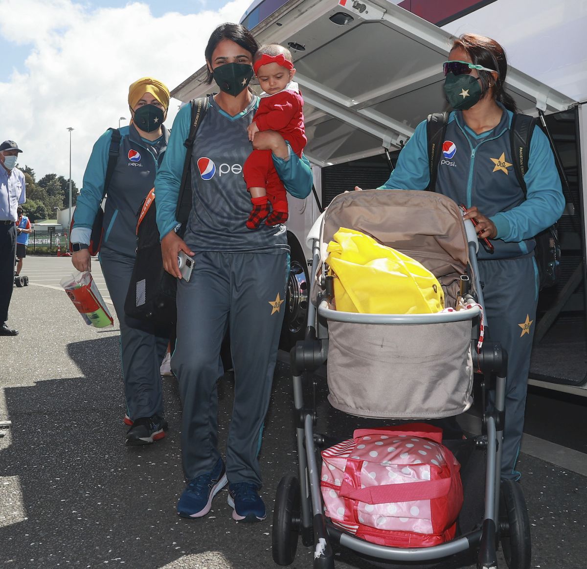 pakistan-captain-bismah-maroof-arrives-with-her-baby-espncricinfo