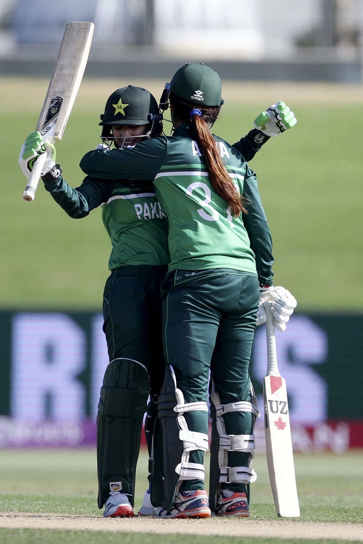 Bismah Maroof and Aliya Riaz have a chat with Alyssa Healy ...