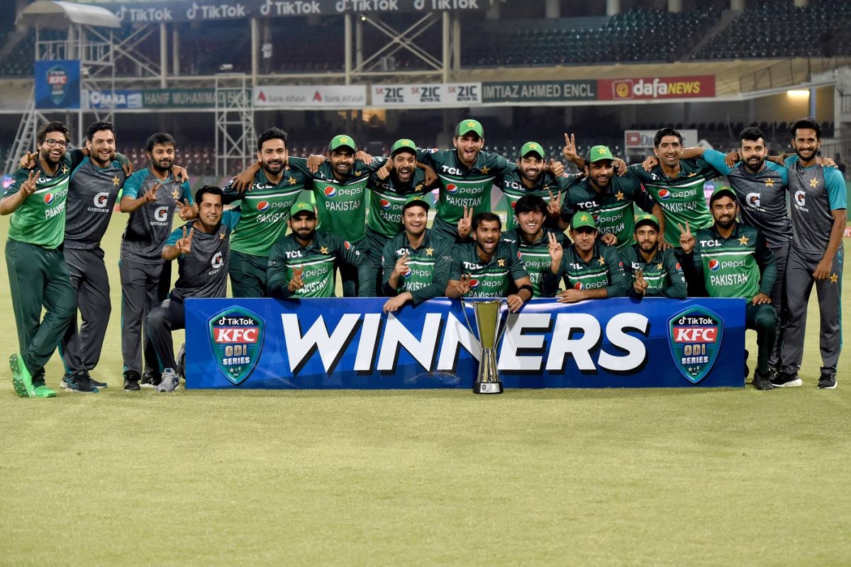 the-victorious-pakistan-team-with-the-series-trophy-espncricinfo