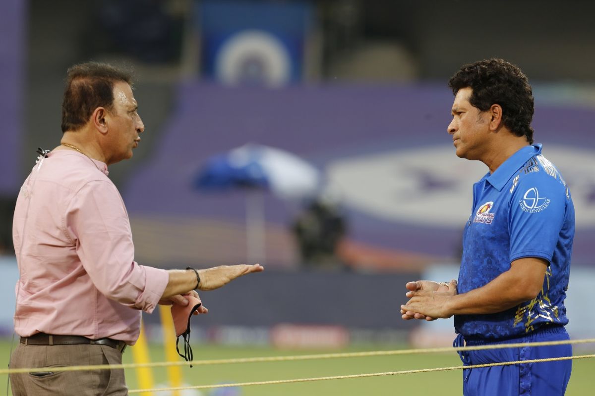 Sunil Gavaskar And Sachin Tendulkar Are Involved In A Discussion ...