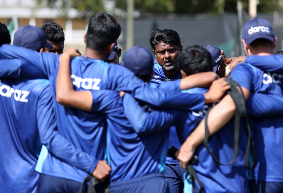 Naveed Nawaz, head Coach of Bangladesh, interacts with the players during a nets session, Coolidge, January 25, 2022