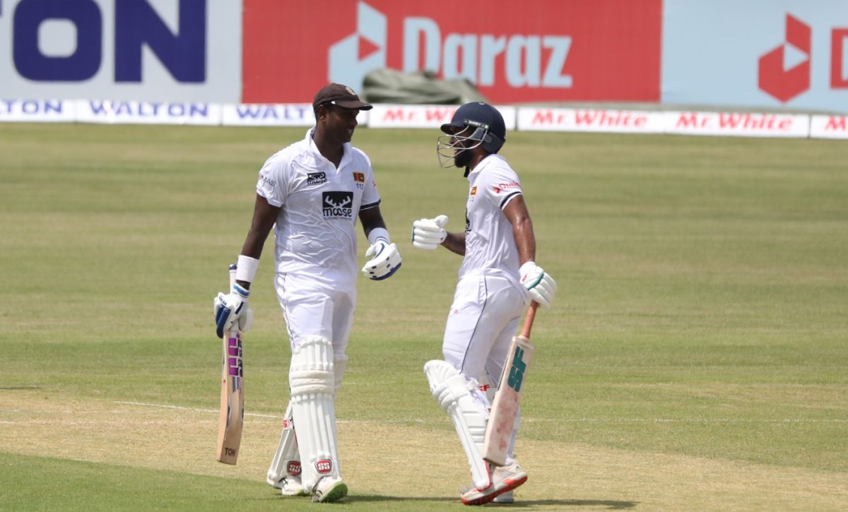Angelo Mathews and Kusal Mendis have a chat in the middle, Bangladesh vs Sri Lanka, 1st Test, Chattogram, 1st day, May 15, 2022