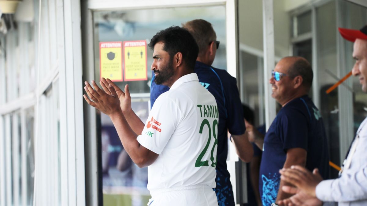 Tamim Iqbal applauds as Mushfiqur Rahim becomes the first Bangladesh batter to reach 5000 Test runs, Bangladesh vs Sri Lanka, 1st Test, Chattogram, 4th day, May 18, 2022
