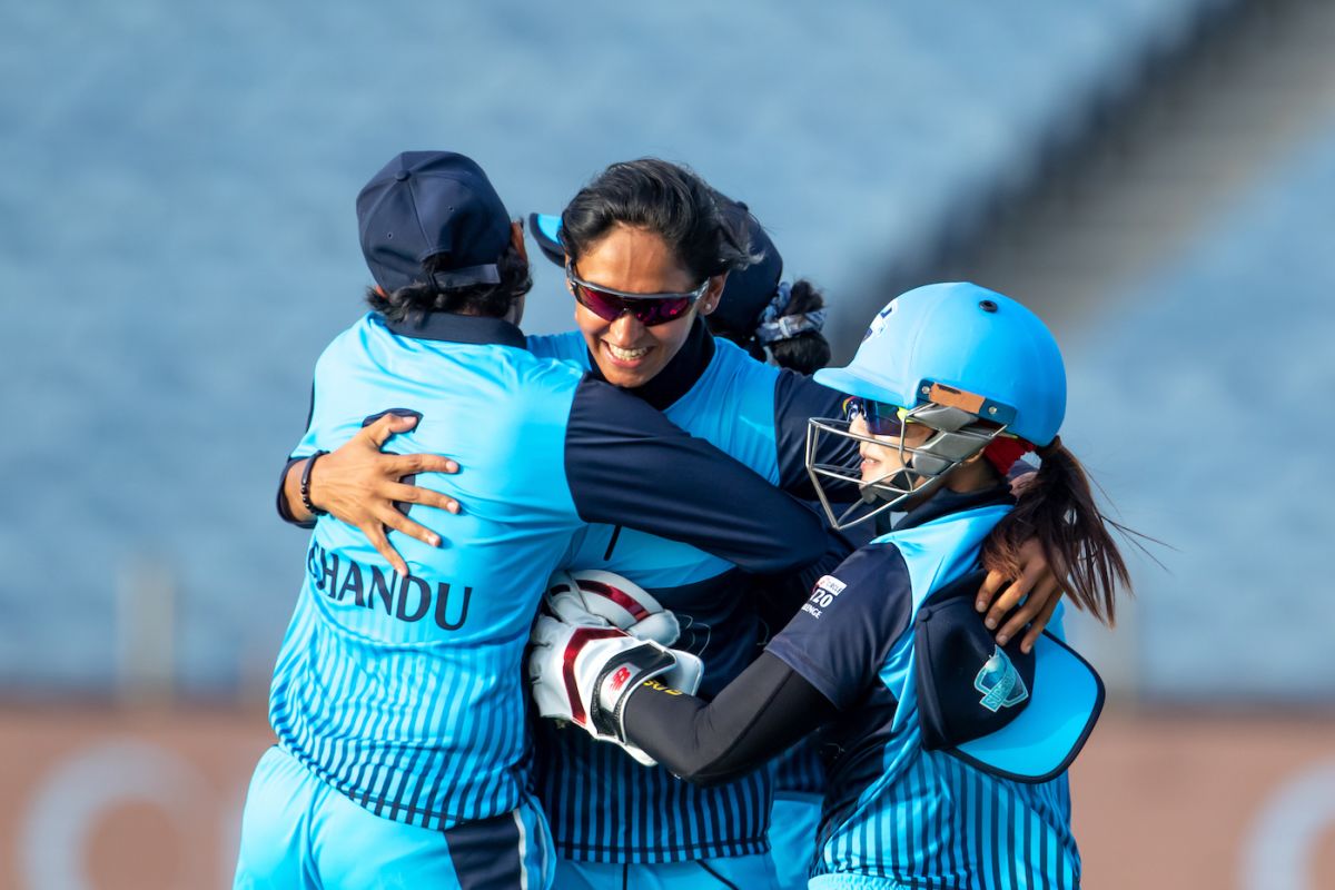 Her team-mates can't get enough of Harmanpreet Kaur after she pulled off a stunning catch at short third man to send back Shafali Verma, Supernovas vs Velocity, Women's T20 Challenge 2022, Pune, May 24, 2022
