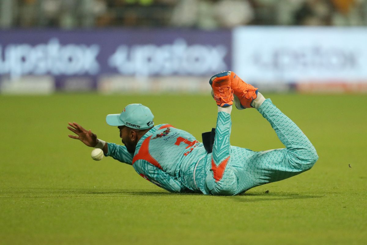 The Super Giants had a poor day in the field - here, KL Rahul puts down Dinesh Karthik, Lucknow Super Giants vs Royal Challengers Bangalore, IPL 2022 Eliminator, Kolkata, May 25, 2022