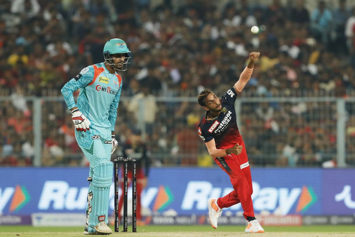Shahbaz Ahmed bowled his four overs for a tidy 35 runs, Lucknow Super Giants vs Royal Challengers Bangalore, IPL 2022 Eliminator, Kolkata, May 25, 2022