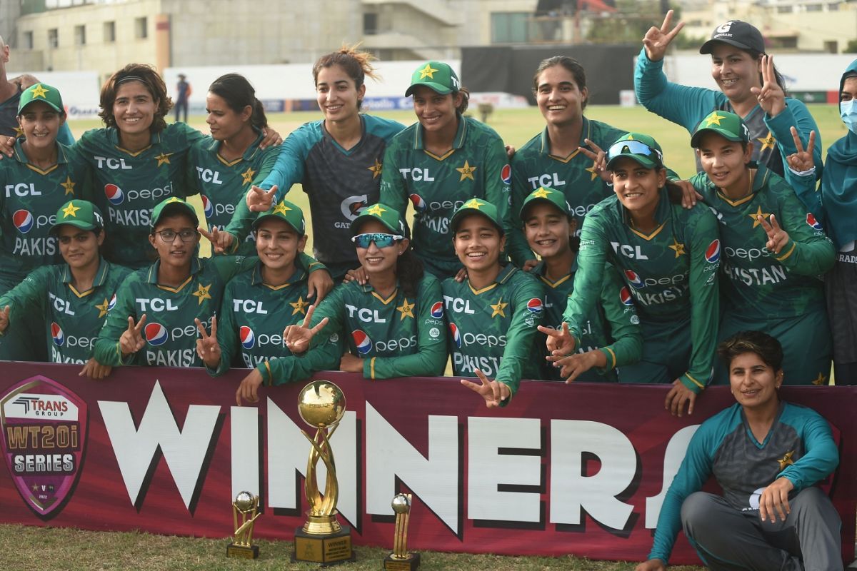 Pakistan celebrate their 3-0 victory over Sri Lanka, Pakistan vs Sri Lanka, 3rd T20I, Karachi, May 28, 2022