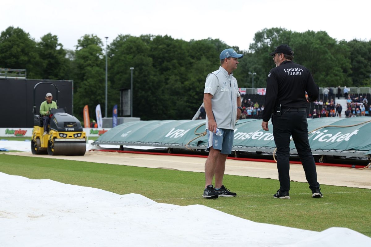 matthew-mott-has-a-chat-as-the-start-of-the-match-is-delayed-due-to-wet