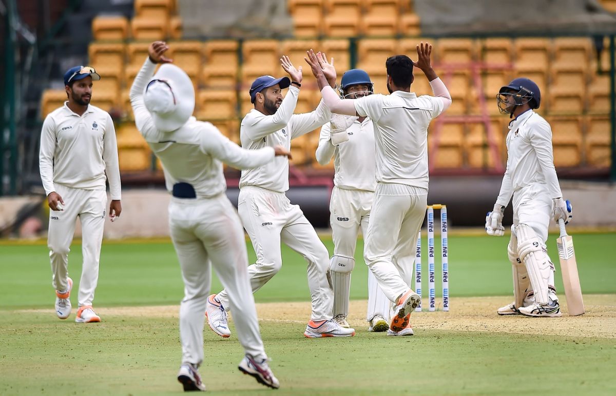 MP players celebrate after getting rid of Arman Jaffer for 26, Mumbai vs Madhya Pradesh, Ranji Trophy 2021-22 final, 1st day, Bengaluru, June 22, 2022