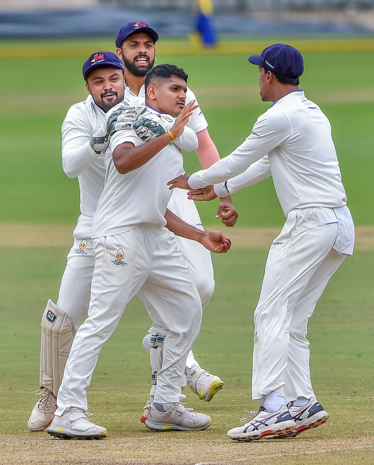Tushar Deshpande is mobbed by his team-mates after he broke the opening stand, Mumbai vs Madhya Pradesh, Ranji Trophy 2021-22, final, 2nd day, Bengaluru, June 23, 2022