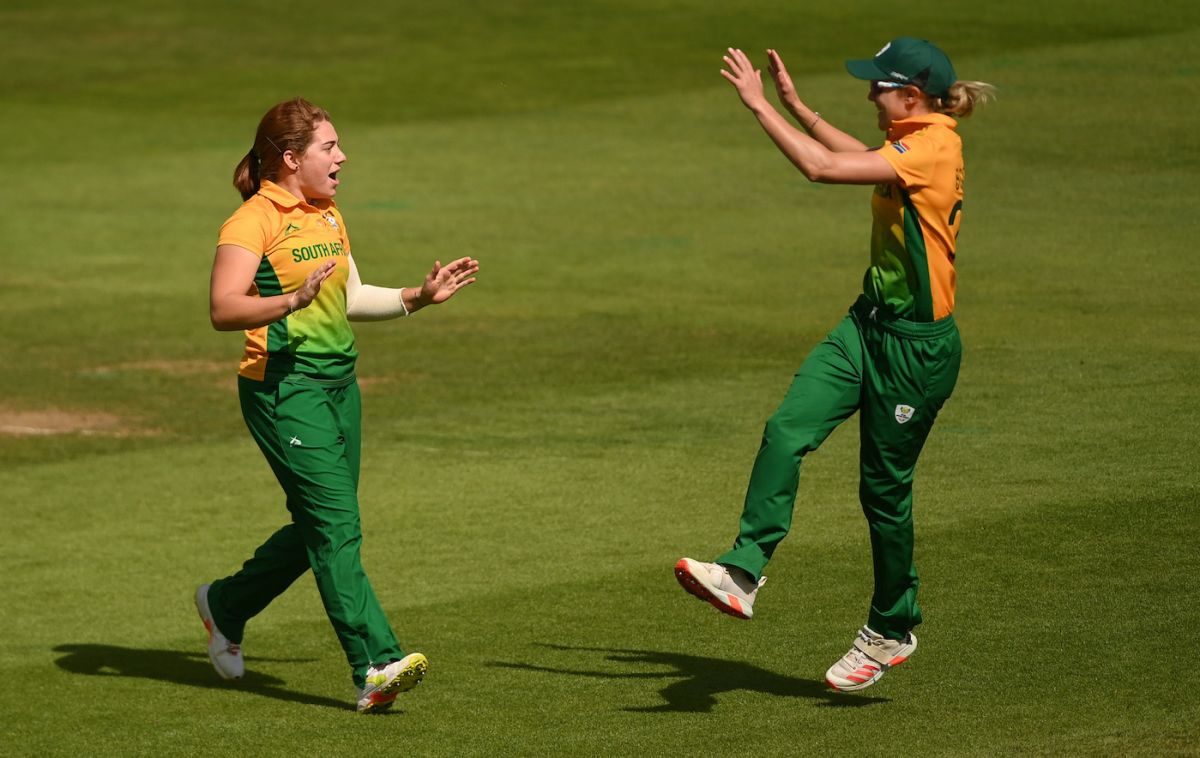 Nadine de Klerk and Anneke Bosch celebrate another Sri Lanka wicket, Sri Lanka vs South Africa, Commonwealth Games 2022, Birmingham, August 4, 2022
