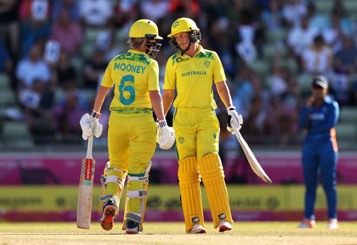 Beth Mooney and Meg Lanning have a chat in the middle, Australia vs India, Commonwealth Games 2022 final, Birmingham, August 7, 2022