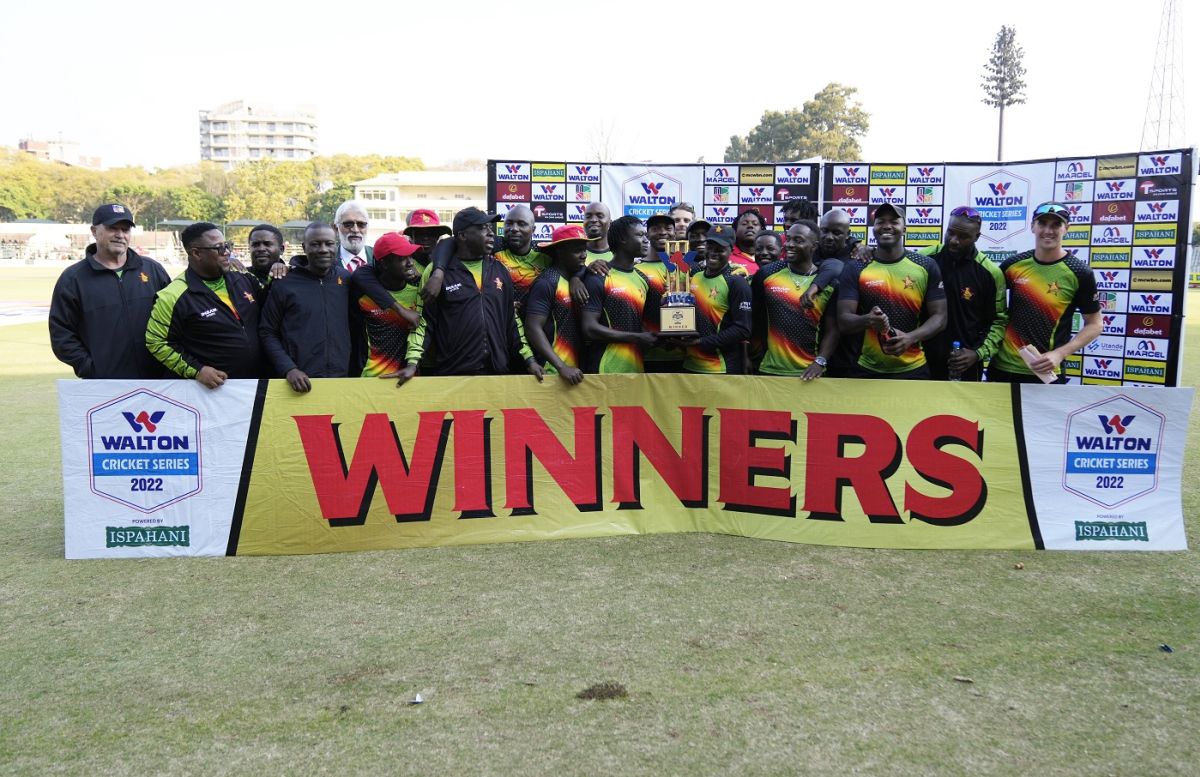The victorious Zimbabwe team pose with the ODI trophy, Zimbabwe vs Bangladesh, 3rd ODI, Harare, August 10, 2022
