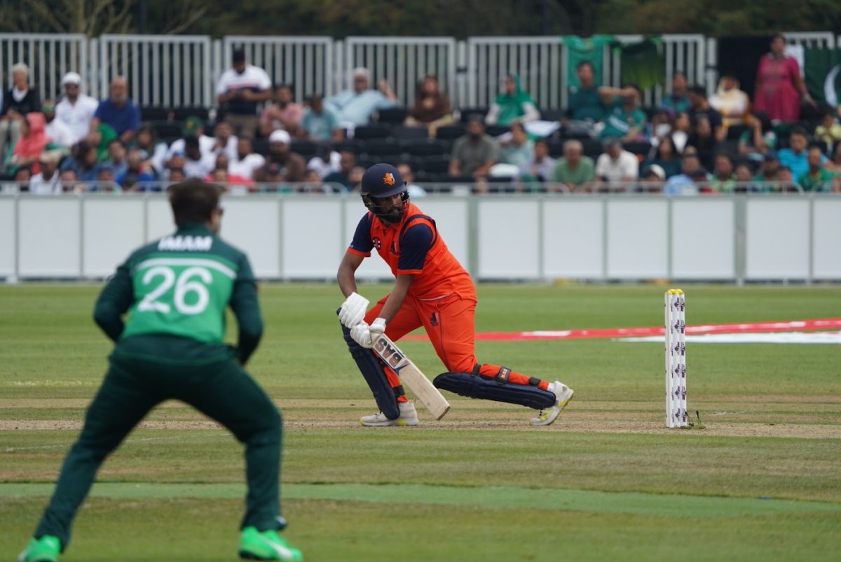 Vikramjit Singh showed resistance after Netherland lost early wickets, Netherlands vs Pakistan, 1st ODI, Rotterdam, August 16, 2022 