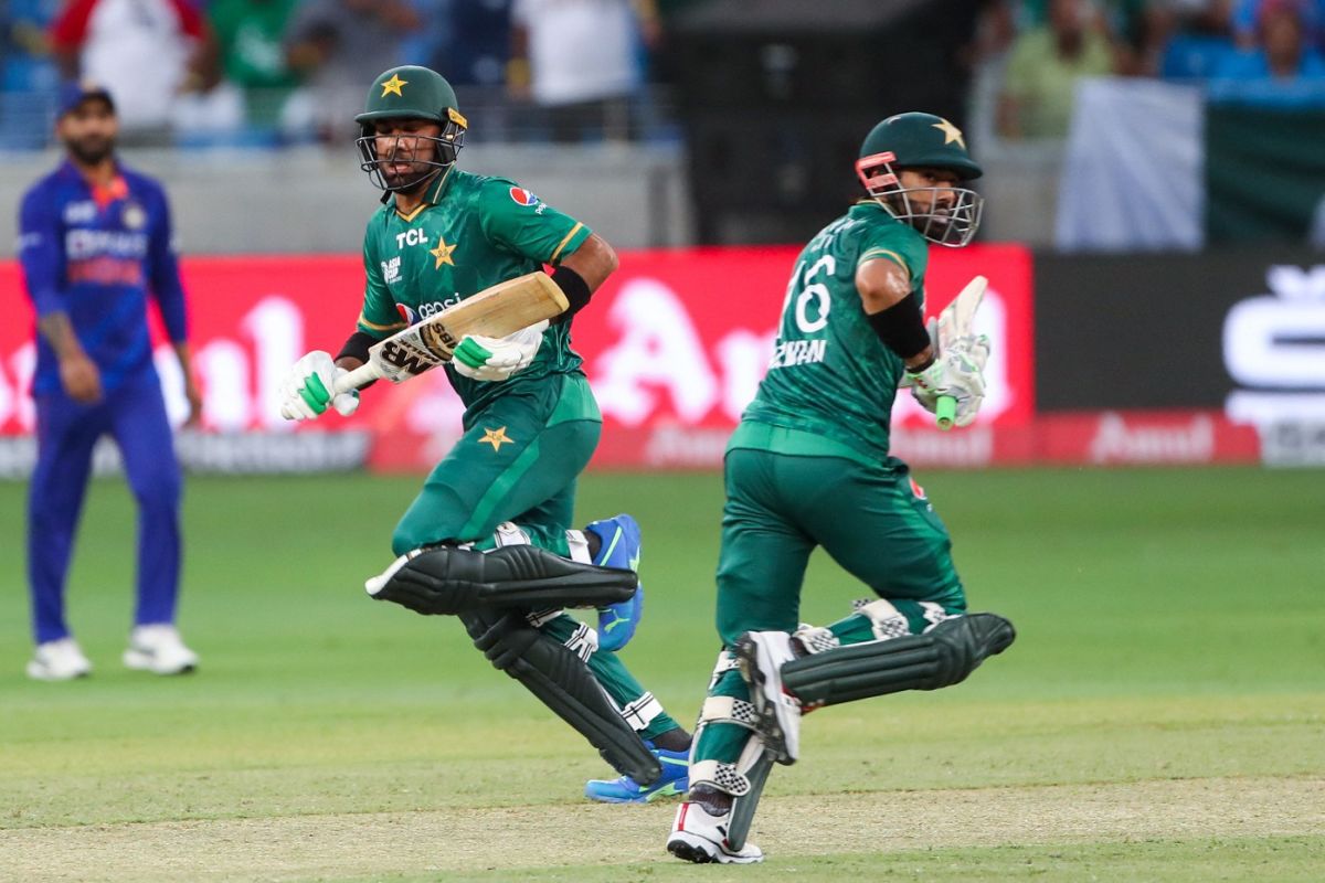 Iftikhar Ahmed and Mohammad Rizwan run between the wickets, India vs Pakistan, Asia Cup, Dubai, August 28, 2022