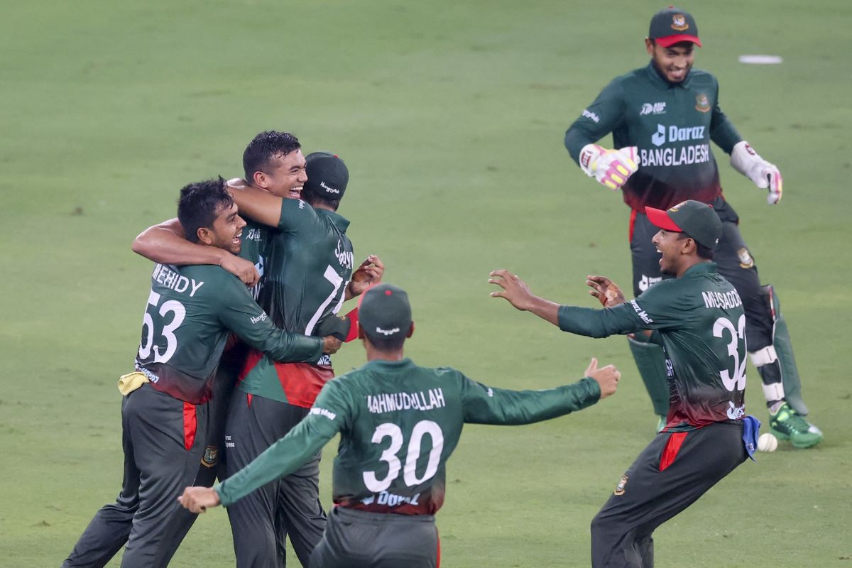 Taskin Ahmed gets piled on after pulling off a stunning catch, Bangladesh vs Sri Lanka, Men's T20 Asia Cup, Dubai, September 1, 2022