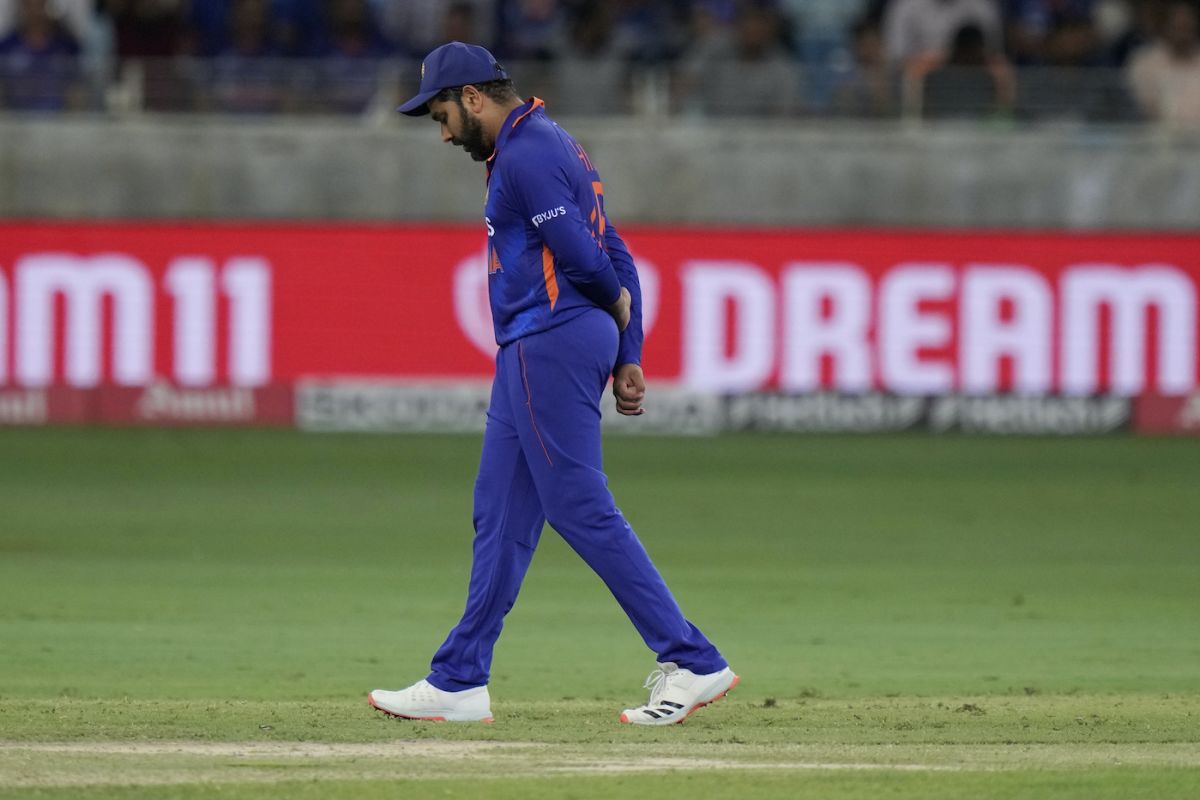 Rohit Sharma has a moment of mellow frustration during Sri Lanka's flourishing start, India vs Sri Lanka, Asia Cup, Dubai, September 6, 2022

