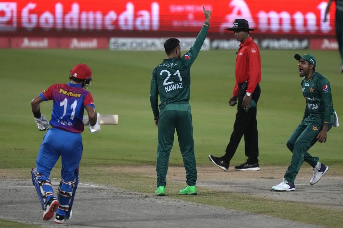 Mohammad Nawaz and Babar Azam celebrate the wicket of Karim Janat, Afghanistan vs Pakistan, Asia Cup Super 4s, Sharjah, September 7, 2022