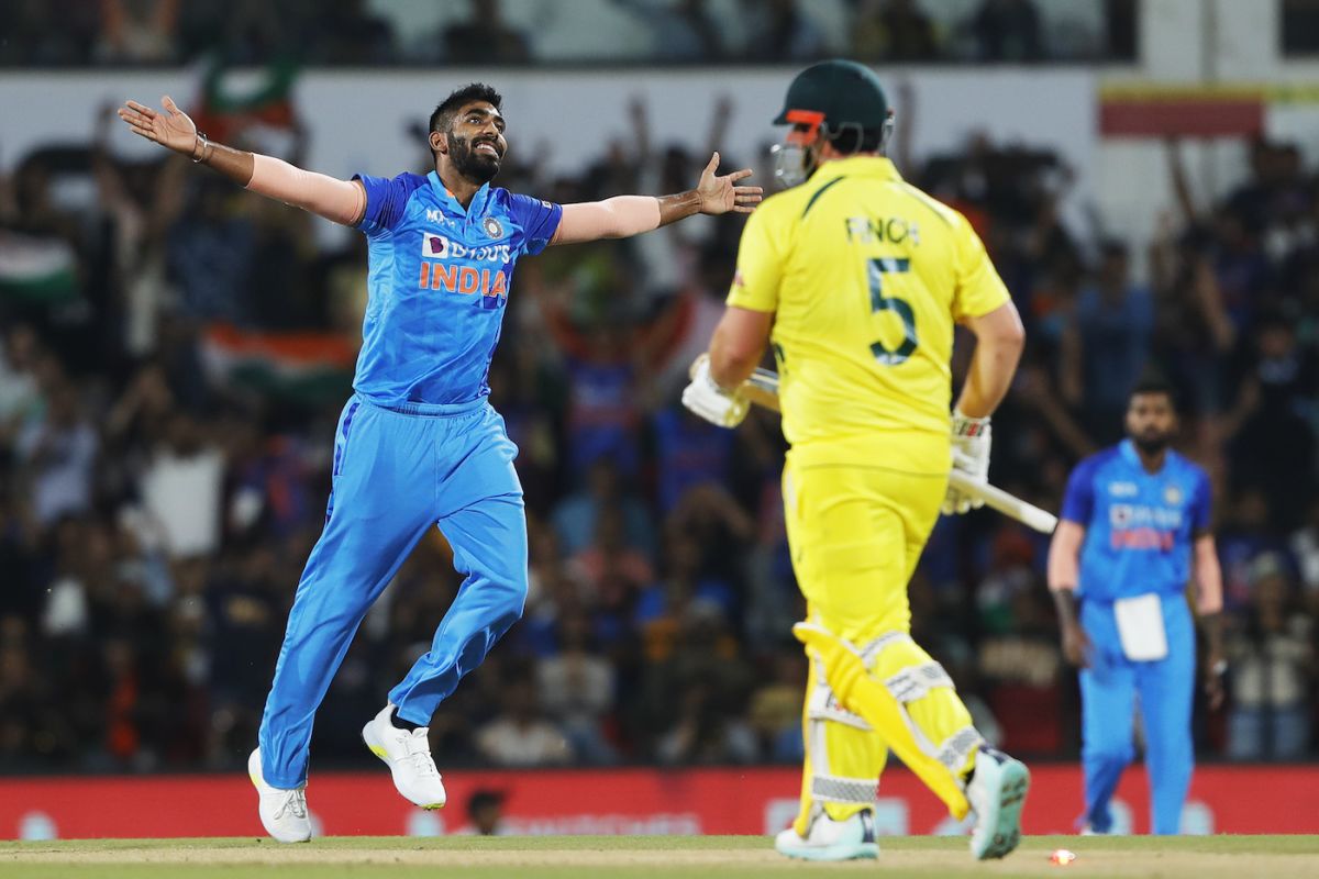 Jasprit Bumrah, in his comeback game, snuck his yorker right under Aaron Finch's bat, India vs Australia, 2nd T20I, Nagpur, September 23, 2022