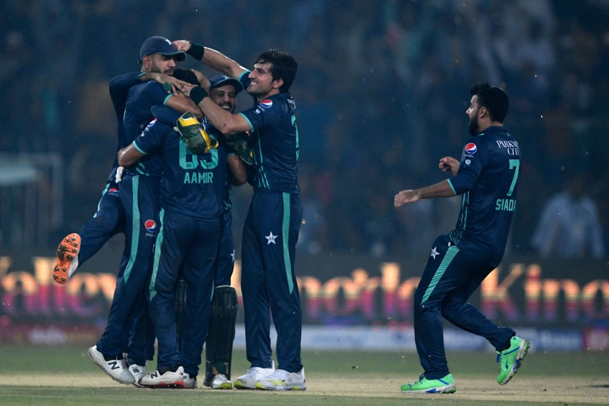 Aamer Jamal is mobbed after closing out victory in the final over, Pakistan vs England, 5th T20I, Lahore, September 28, 2022