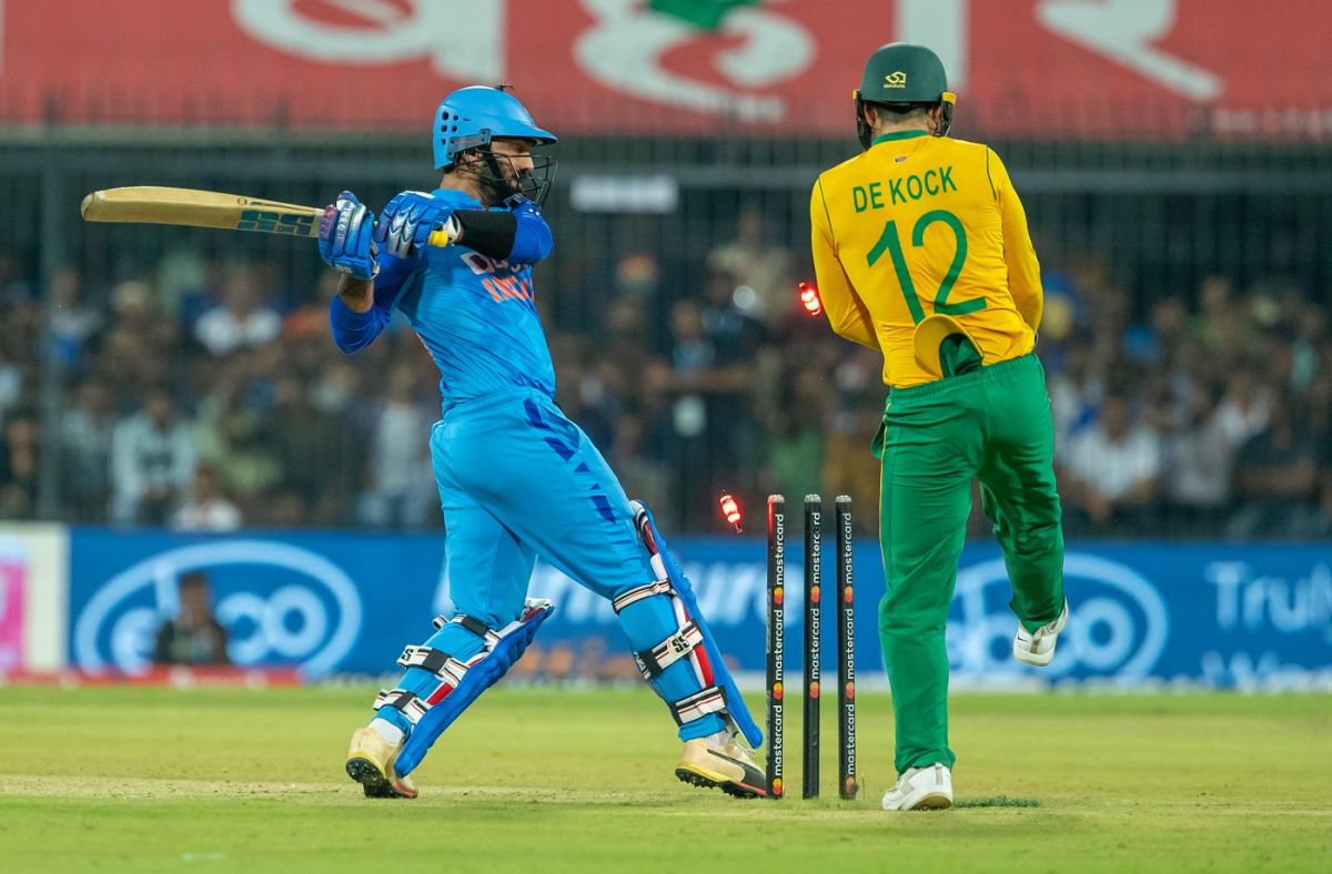 Dinesh Karthik missed a reverse sweep and found his stumps left in a mess, India vs South Africa, 3rd T20I, Indore, October 4, 2022
