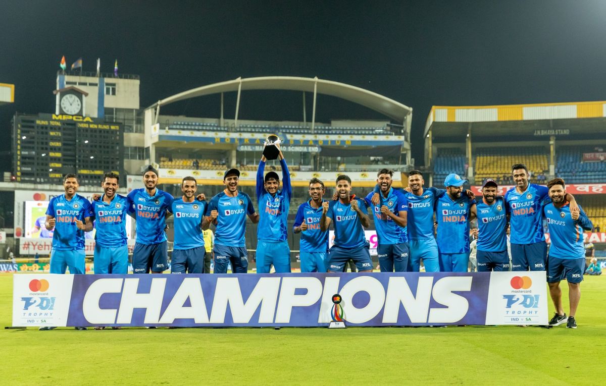 The winning Indian side poses with the trophy after wrapping up the T20I series 2-1, India vs South Africa, 3rd T20I, Indore, October 4, 2022