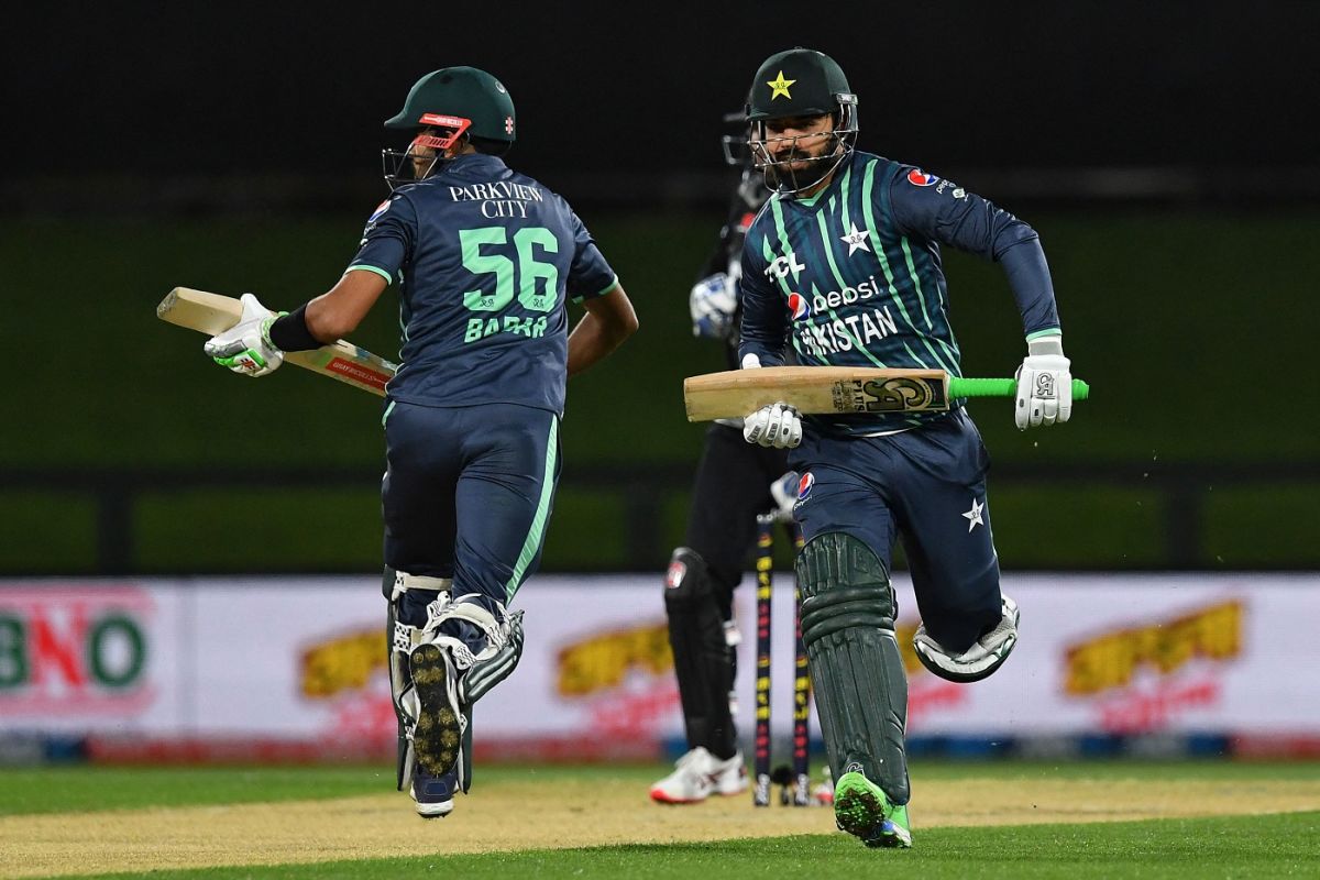 Shadab Khan and Babar Azam run between the wickets, New Zealand vs Pakistan, Christchurch, Tri-series, October 8, 2022