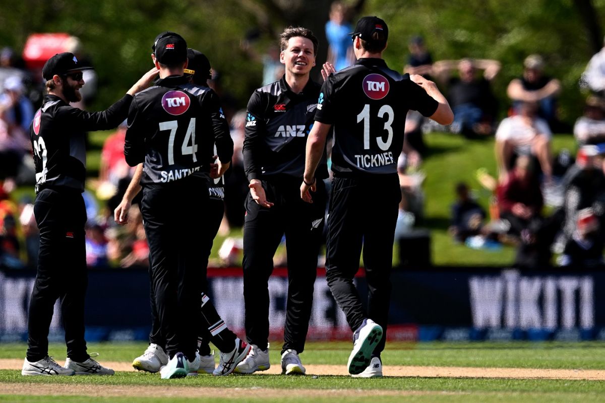 Michael Bracewell celebrates with his team-mates, New Zealand vs Pakistan, T20I tri-series, Christchurch, October 11, 2022