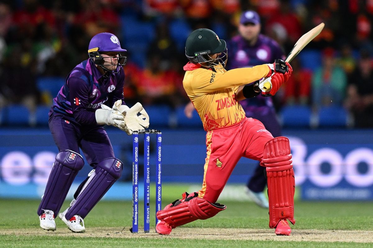 Sikandar Raza thumps one over deep square leg, Scotland vs Zimbabwe, ICC Men's T20 World Cup, Hobart, October 21, 2022 