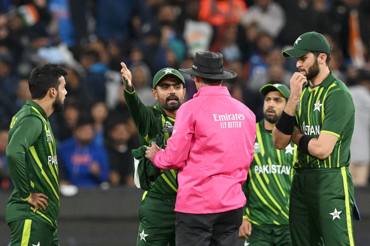 Virat Kohli soaks in the applause from the MCG crowd | ESPNcricinfo.com