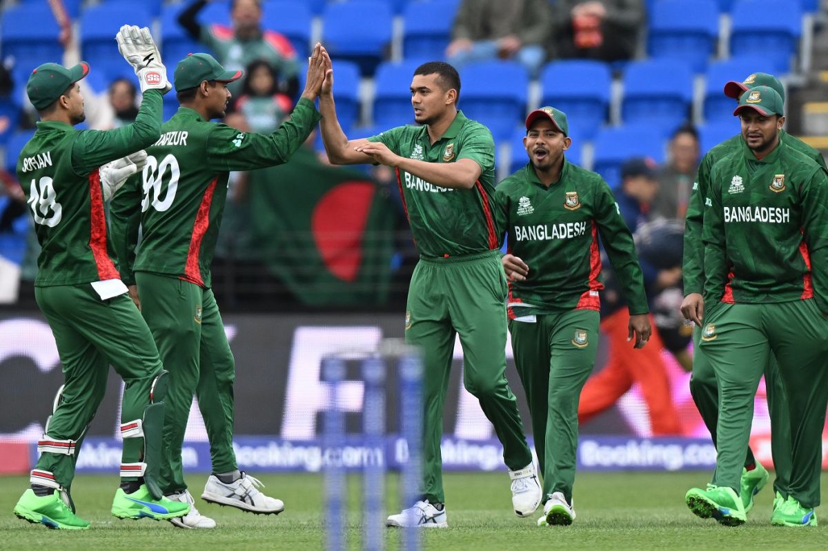 Two in two: Taskin Ahmed sent back two Dutch batters off the first two balls of the chase, Bangladesh vs Netherlands, ICC Men's T20 World Cup 2022, Hobart, October 24, 2022
