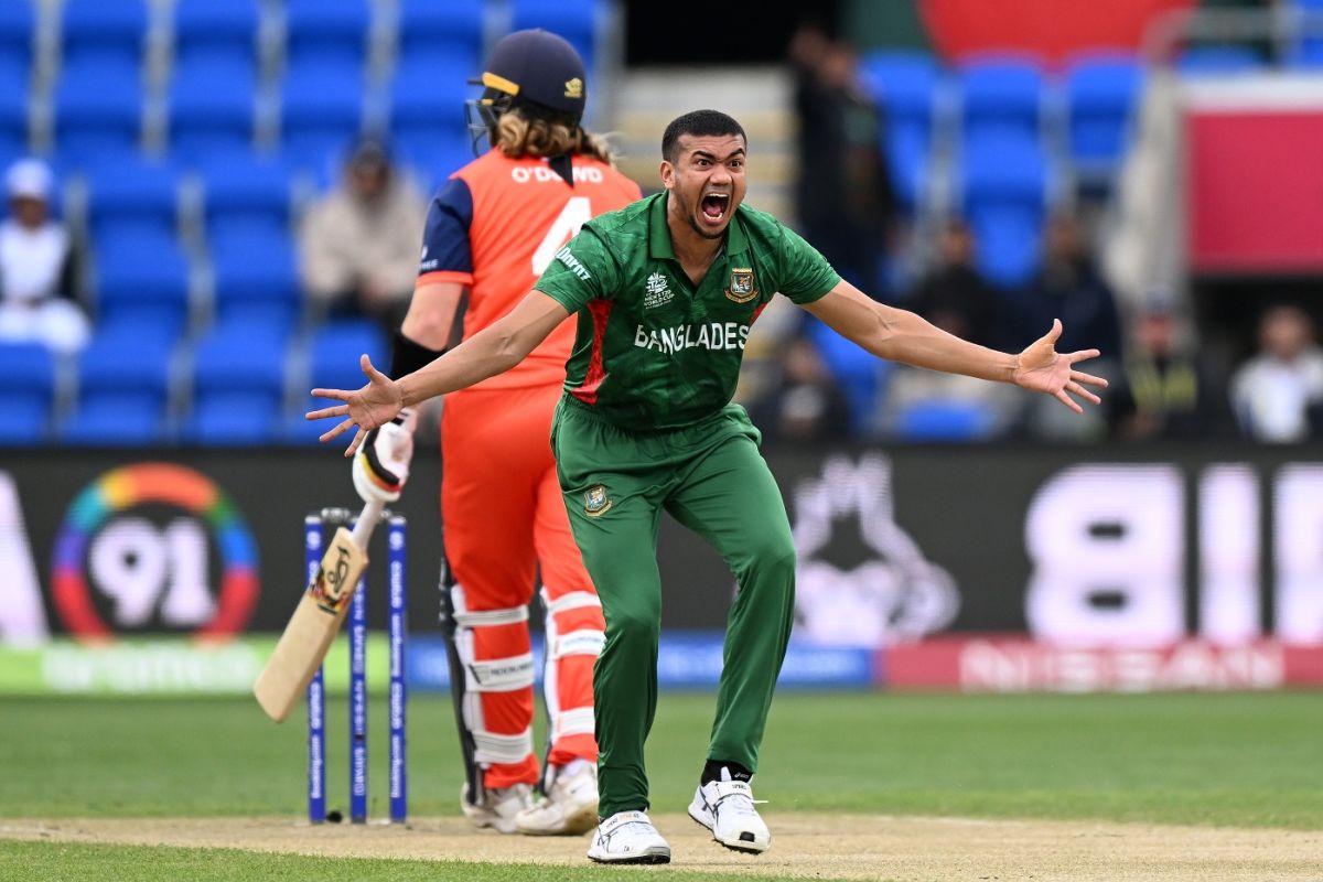 Taskin Ahmed tries to get an LBW decision going his way, Bangladesh vs Netherlands, ICC Men's T20 World Cup 2022, Hobart, October 24, 2022
