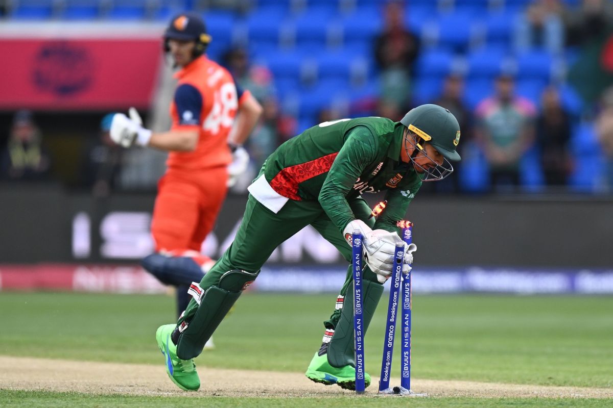 Nurul Hasan swoops in to break the stumps and run Tom Cooper out for a diamond duck, ICC Men's T20 World Cup 2022, Hobart, October 24, 2022
