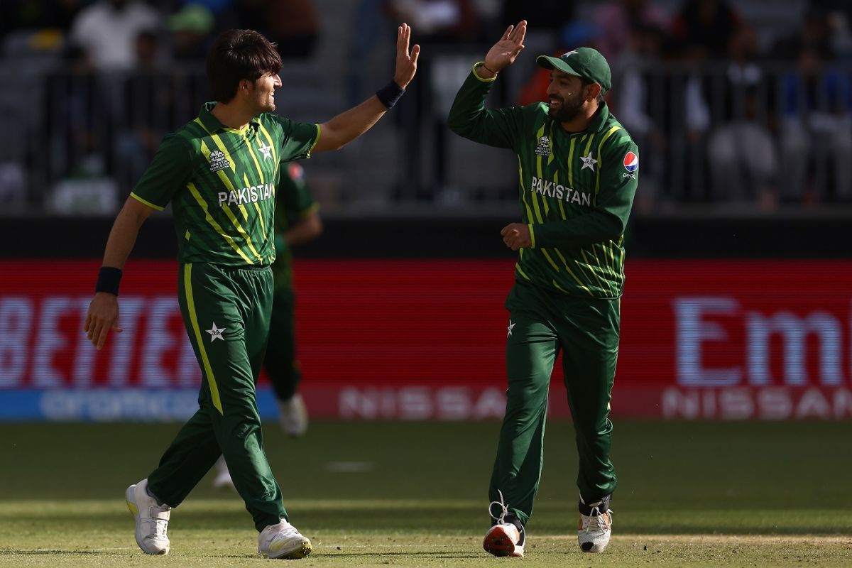 Mohammad Wasim celebrates with Haris Rauf after bowling Fred Klaassen, Netherlands vs Pakistan, Men's T20 World Cup 2022, Perth, October 30, 2022