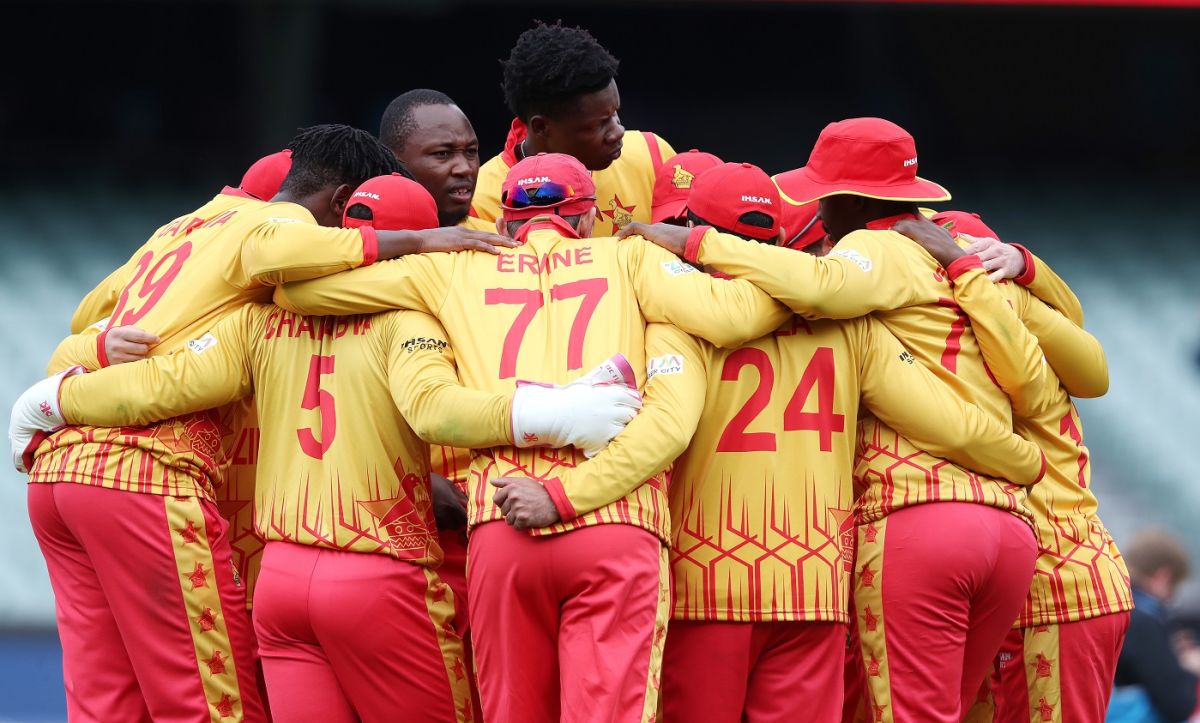 Zimbabwe in a huddle before the second innings gets underway, Netherlands vs Zimbabwe, Men's T20 World Cup 2022, Group 2, Adelaide, November 2, 2022