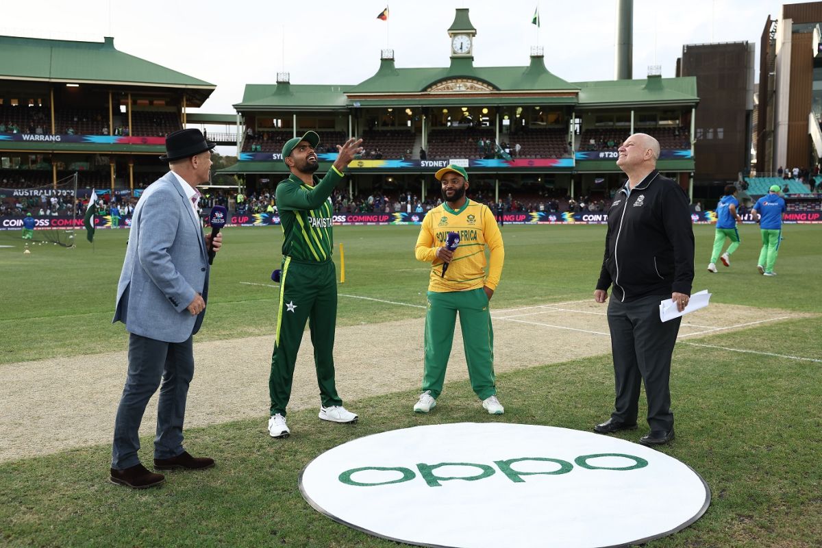 Babar Azam and Temba Bavuma pictured at the toss, Pakistan vs South Africa, ICC Men's T20 World Cup 2022, Sydney, November 3, 2022