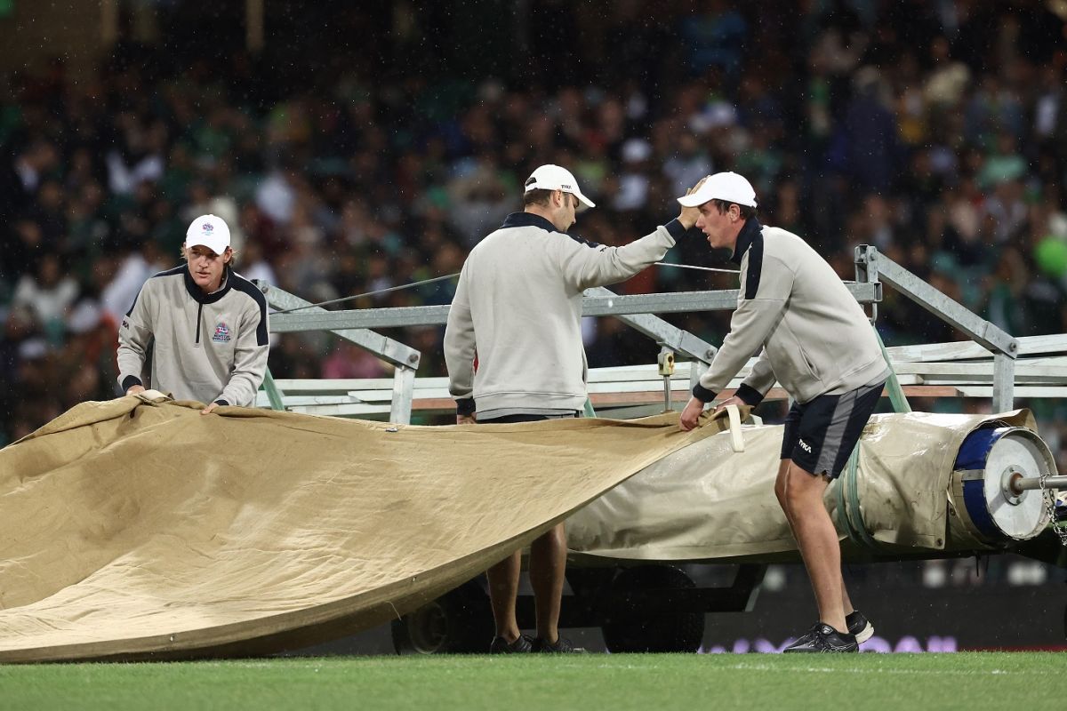 Covers were called for with rain falling persistently, Pakistan vs South Africa, ICC Men's T20 World Cup 2022, Sydney, November 3, 2022