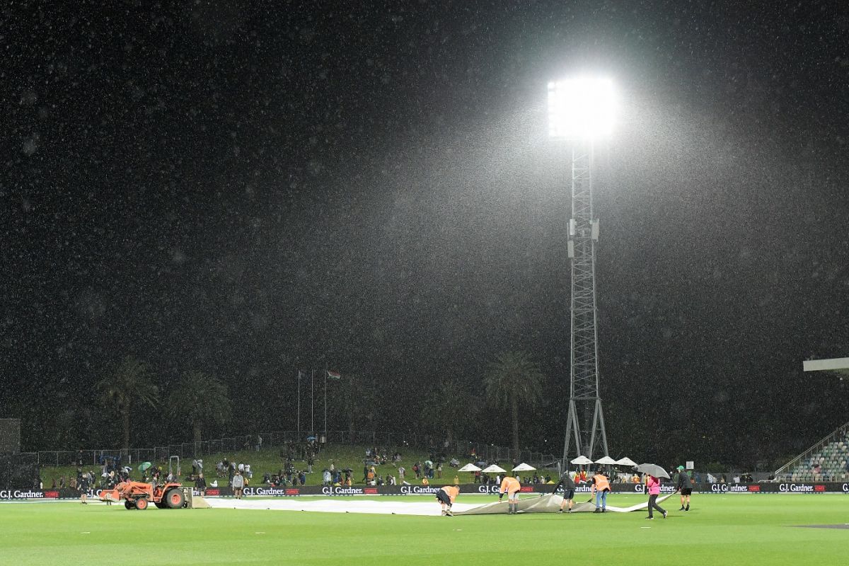 Groundstaff bring the covers on as rain interrupts play, New Zealand vs India, 3rd T20I, Napier, November 22, 2022