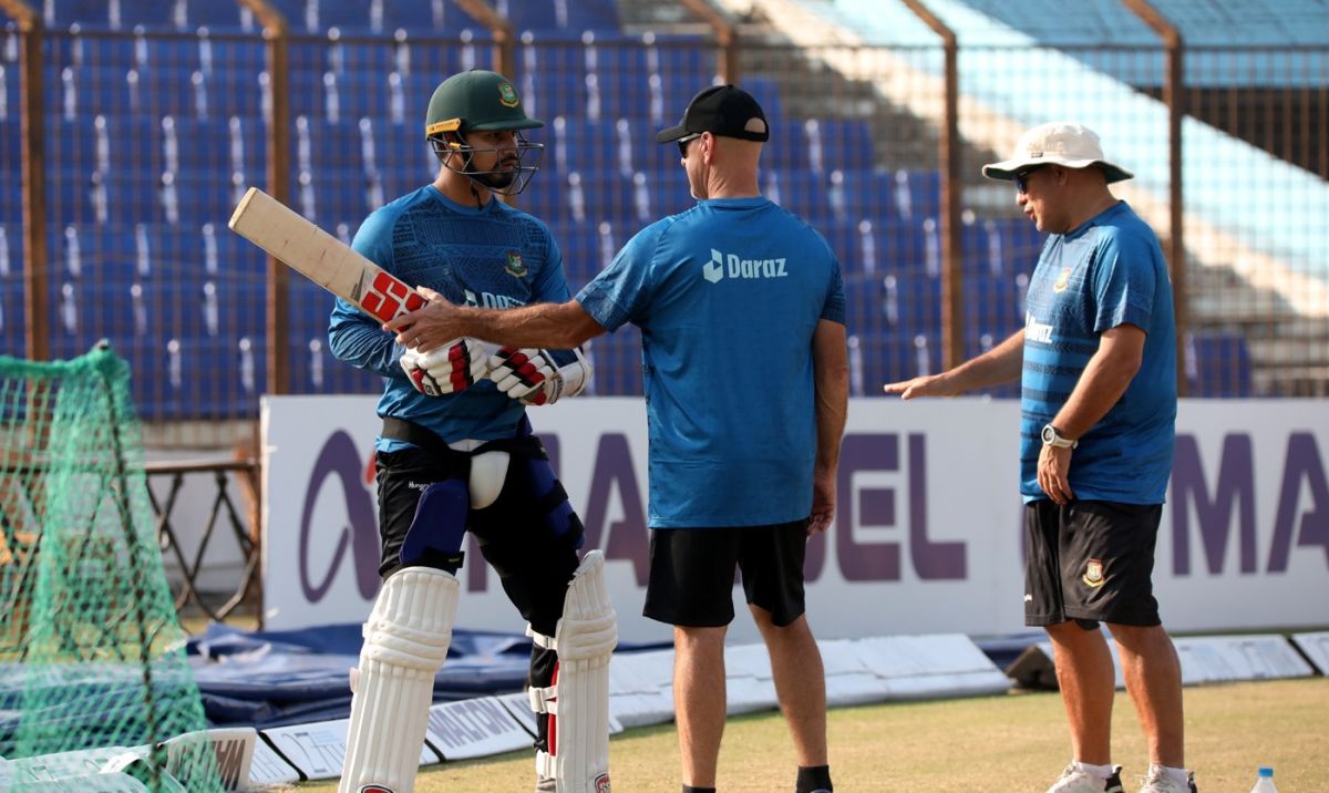 Batting coach James Siddons and head coach Russell Domingo have a word