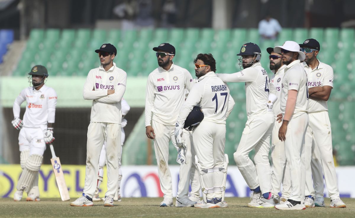 The Indians wait for the third-umpire's verdict, Bangladesh vs India, 1st Test, Chattogram, 4th day, December 17, 2022